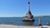 У памятника Затопленным кораблям на набережной Корнилова в Севастополе