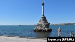Біля пам'ятника Затопленим кораблям на набережній Корнілова в Севастополі