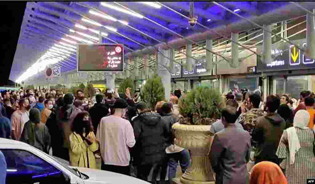 A teheráni Imam Khomeini nemzetközi repülőtéren összegyűlt emberek várják, hogy Elnaz Rekabi megérkezzen.