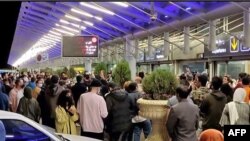 Tömeg várta a reptéren a hidzsáb nélkül versenyző falmászót Iránban