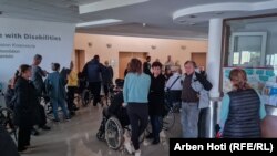 Aplikantët presin të dalin para komisionit që rivlerëson statutin e tyre dhe mbështetjen financiare si paraplegjikë dhe tetraplegjikë.