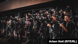 Kameramanë në Kosovë duke përcjellë një ngjarje.