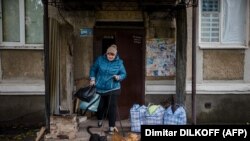 Puținii locuitori rămași în micul oraș minier din estul Ucrainei, devastat de focuri încrucișate din ultimele trei luni, se pregătesc de evacuare