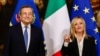 Giorgia Meloni első kormányülése kezdetét jelzi a csengővel elődje, Mario Draghi mellett a Chigi-palotában, Rómában 2022. október 23-án