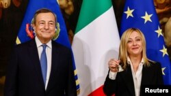 Odlazeći premijer Italije Mario Dragi simbolično je novoizabranoj premijerki Đorđi Meloni predao zvono koje se koristi tokom sednica kabineta. Rim, 23. oktobar 2022. 