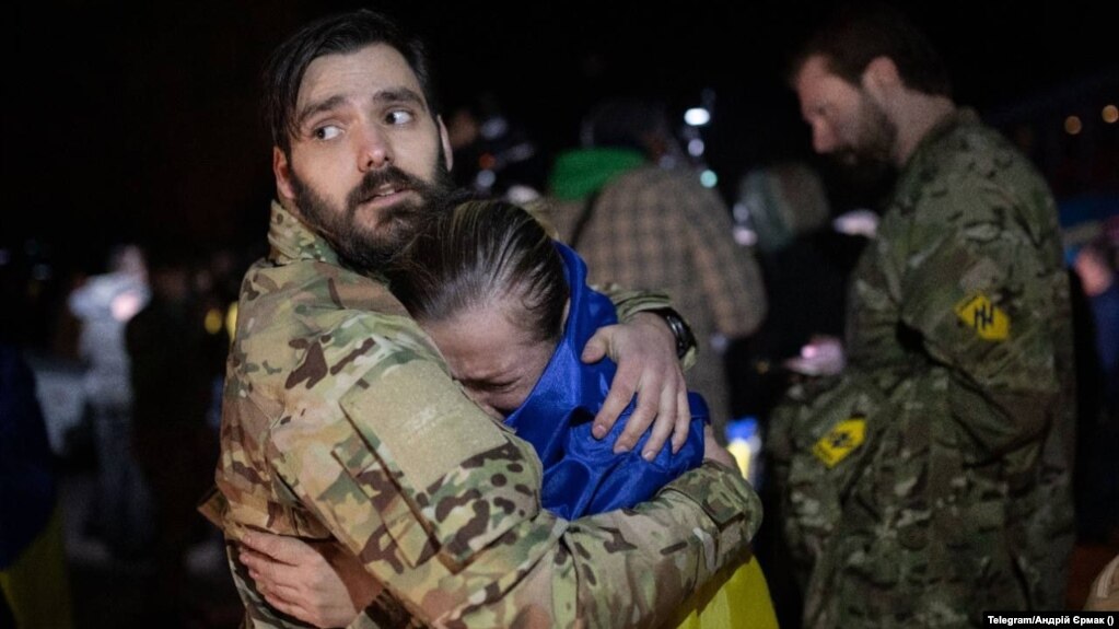 Със сълзи на очи освободените украинки прегърнаха своите близки след месеци в руски плен