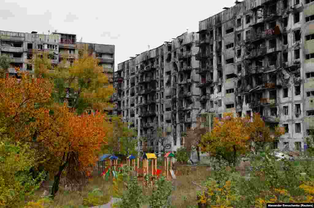 Un loc de joacă pentru copii din spatele unui bloc de apartamente distrus, 29 octombrie.&nbsp; Populația Mariupolului înainte de război era de aproximativ 431.000 de persoane. Se estimează că mai puțin de un sfert din acest număr mai trăiește în oraș.&nbsp;