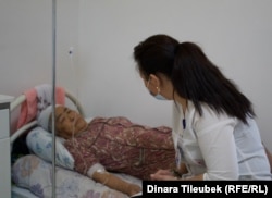 Психолог Гаухар Султанбекова беседует с пациенткой Марией-апай. Шымкент, 21 октября 2022 года