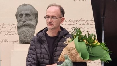 Той работи с гипс дърво метал камък Работите му понякога