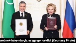 Türkmenistanyň Halk Maslahatynyň başlygy Gurbanguly Berdimuhamedow (çepde) we Russiýanyň Federasiýa Geňeşiniň başlygy (sagda) Walentina Matwiýenko