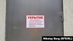 Табличка «Укрытие» на двери одного из зданий Севастополя. Иллюстративное фото