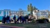 Учащиеся Керченского медицинского колледжа во время эвакуации, объявленной из-за угрозы минирования, Керчь, 19 октября 2022 года