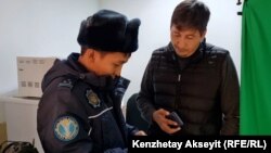 Полиция қызметкері және Азаттық операторы Ержан Әмірханов. Астана, 27 қазан 2022 жыл.