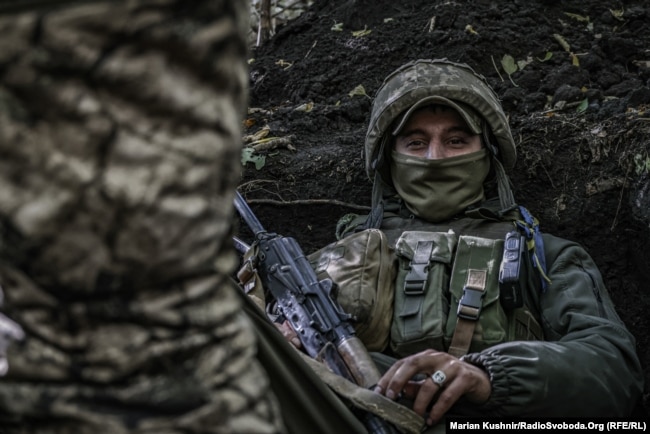 Оборонець України під Бахмутом. 17 жовтня 2022 року. Фото Мар'яна Кушніра