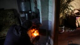 Një ukrainas ndez një zjarr në shtëpinë e tij në Kurylivka, Ukrainë. 16 tetor 2022.