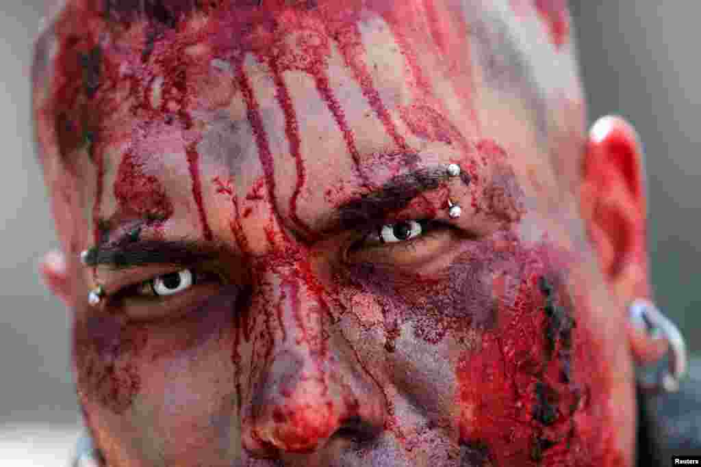 Jedan od učesnika parade Zombi Walk, u Santiagu, Čile, 15. oktobar.