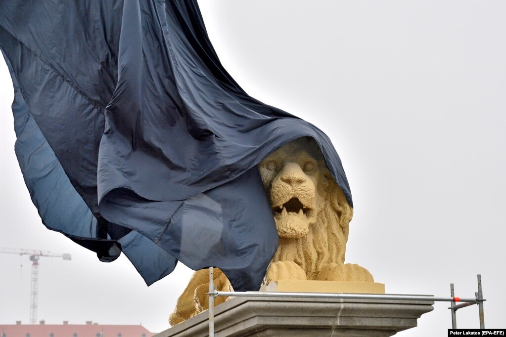 Një statujë luani e ndërtuar nga kube lego u zbulua në urën e Pestit, e cila përshkon Danubin midis Budës dhe Pestit, në Budapest më 27 tetor. Statuja peshon rreth tre tonë dhe për ndërtimin e saj u deshën 850.000 kube dhe 28 ditë punë.
