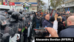 Forțele de ordine opresc avansarea marșului antiguvernamental al Partidului Șor la intersecția bulevardului Ștefan cel mare și Sfânt cu strada Tighina, Chișinău, 30 octombrie 2022