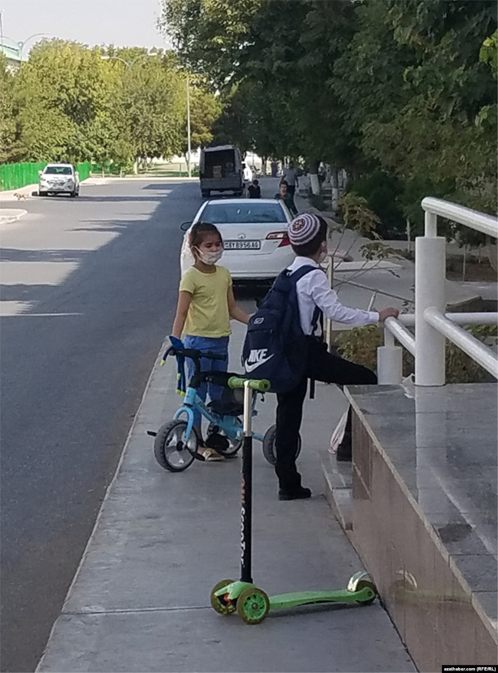 Köçede oýnaýana çagalar.&nbsp;