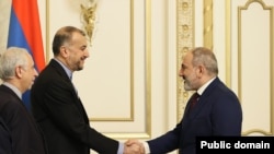 Премьер-министр Армении Никол Пашинян принимает министра иностранных дел Ирана Хосейна Амира Абдоллахиана. Ереван, 22 октября 2022 года.