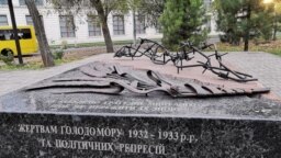 Меморіал жертвам Голодомору та політичних репресій у Маріуполі був встановлений 18 років тому