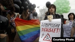 Активист Алексей Сергеев на акции против гомофобии, Санкт-Петербург