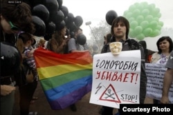 Aktivista Aleksej Sergejev na mitingu protiv homofobije u Sankt Peterburgu: "Bilo je mnogo televizijskih emisija i filmova u kojima se izjednačavaju gejevi i pedofili".