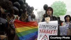 Активисты ЛГБТ с плакатами. Иллюстративное фото