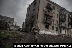 Ukrán katonák 2022 októberében az azóta feladott Szoledárban, amelyből romok maradtak az orosz ostrom után