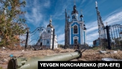 Muniție de război, în fața unei bisericii distruse care face parte din lavra Sviatohirsk, în satul Bohorodicine, regiunea Donețk, Ucraina, 19 octombrie 2022