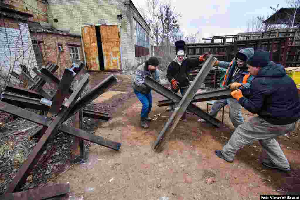 Львів&rsquo;яни будують протитанкові загородження. Так звані &laquo;чеські їжаки&raquo; користуються перевагою за те, що їх легко пересувати дорогами та поза ними. Вони також здатні протистояти вибухам. Львів, 2 березня 2022 року