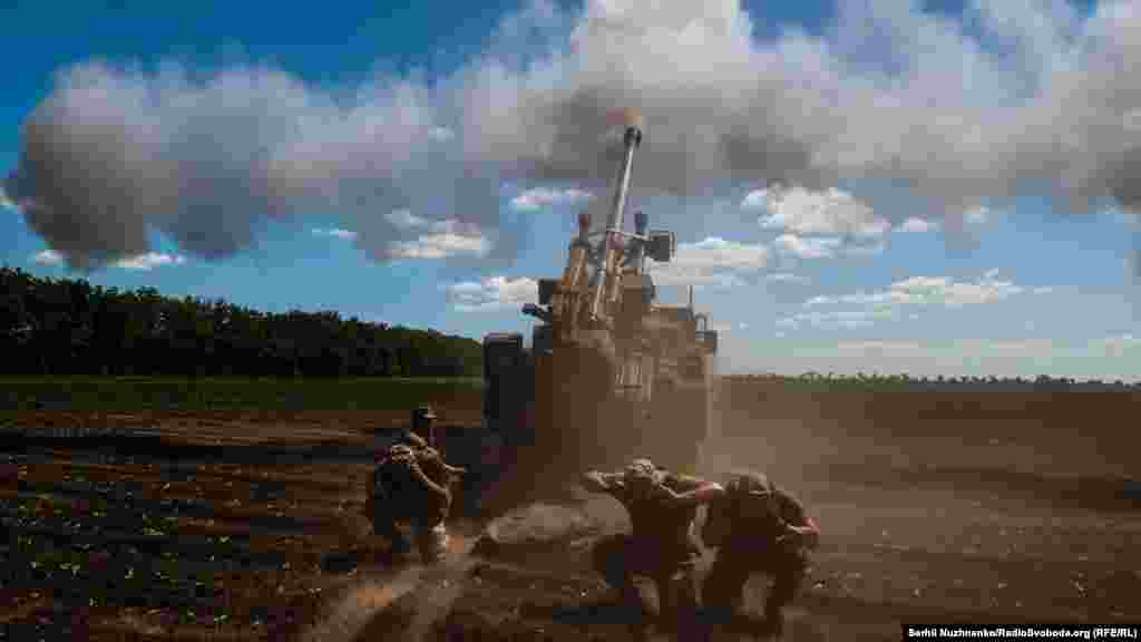 Самохідна артилерійська установка &laquo;Цезар&raquo; (Caesar) у роботі. Артилерійський розрахунок ЗСУ поблизу лінії фронту, Донецька область, червень 2022 року