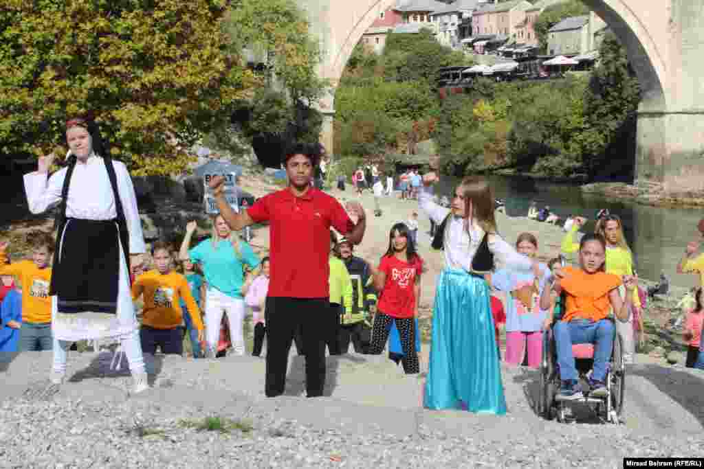 Među plesačima na dječijem Plesu prijateljstva u Mostaru su bila i djeca obučena u tradicionalne bosanske i hrvatske narodne nošnje. Taj inkluzivni ples okupio je i djecu sa invaliditetom.