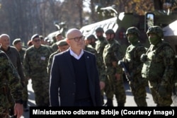 Ministri i Mbrojtjes i serbisë, Millosh Vuçeviq, gjatë vizitës që u bëri pjesëtarëve të ushtrisë në një stërvitje ushtarake pranë kufirit me Kosovën, 1 nëntor 2022
