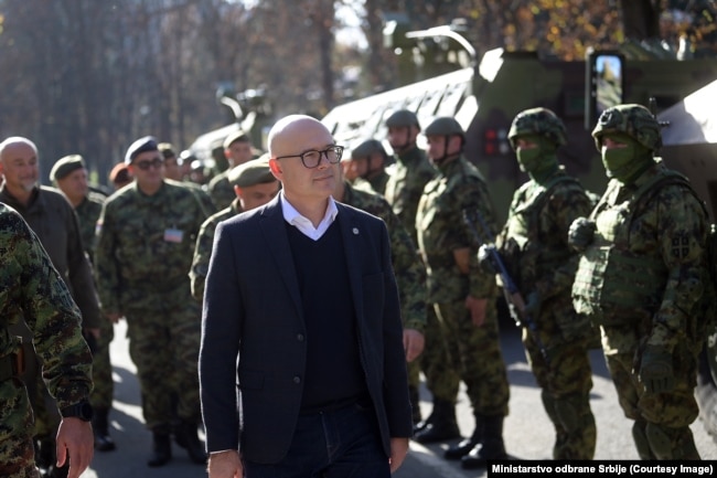 Ministri i Mbrojtjes i serbisë, Millosh Vuçeviq, gjatë vizitës që u bëri pjesëtarëve të ushtrisë në një stërvitje ushtarake pranë kufirit me Kosovën, 1 nëntor 2022