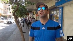 سانتیاگو سانچز قصد داشت سال گذشته برای شرکت در جام جهانی فوتبال پیاده از اسپانیا به قطر برود، اما بعد از ورود به ایران زندانی شد