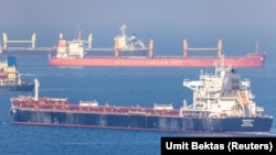 Товарен кораб, превозващ украинско зърно, се вижда във водите на Черно море близо до Истанбул, Турция.