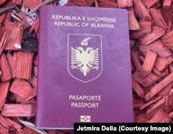 Një pasaportë e Shqipërisë.