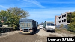 Зерновозы в очереди на паром возла Керченского морского рыбного порта, Керчь, октябрь 2022 года