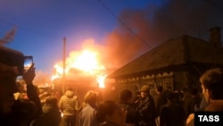 Пожарът на мястото на катастрофата на изтребителя СУ-30 в руския град Иркутск в Сибир 