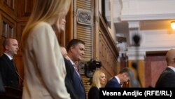 Ministar privrede Srbije Rade Basta(u sredini) u parlamentu kada je 26. oktobra izglasana nova Vlada Srbije. 