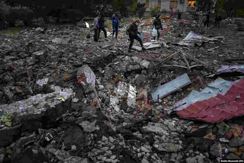 Séta a romokon és a törmelékeken át október 23-án Mikolajivban az újabb orosz támadás után
