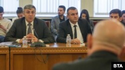 Лидерът на Мустафа Карадайъ се обръща към главния прокурор Иван Гешев (в гръб) по време на срещата им в парламента в петък.
