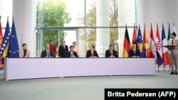 A hat balkáni ország kormányfői a berlini találkozón. A háttérben a Térségi Együttműködési Tanács főtitkára, Majlinda Bregu, Olaf Scholz német kancellár és Ursula von der Leyen, az Európai Bizottság elnöke. 2022. november 3. 