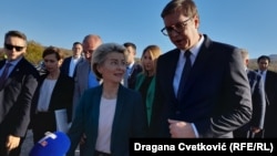 Predsednica Evropske komisije Ursula fon der Lajen i predsednik Srbije Aleksandar Vučić tokom obilaska radova na izgradnji gasnog interkonektora Srbija-Bugarska, 28. oktobar 2022.