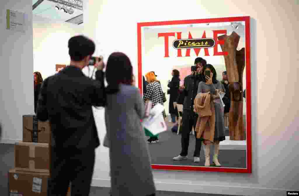 Posjetioci se ogledaju u instalaciji na sajmu umjetnosti Frieze London u Londonu, 12. oktobar.