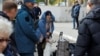 Žena drži psa dok civili evakuisani iz grada Hersona pod ruskom kontrolom čekaju da se ukrcaju u autobus koji ide ka Krimu, u grad Oleški, 22. oktobar.