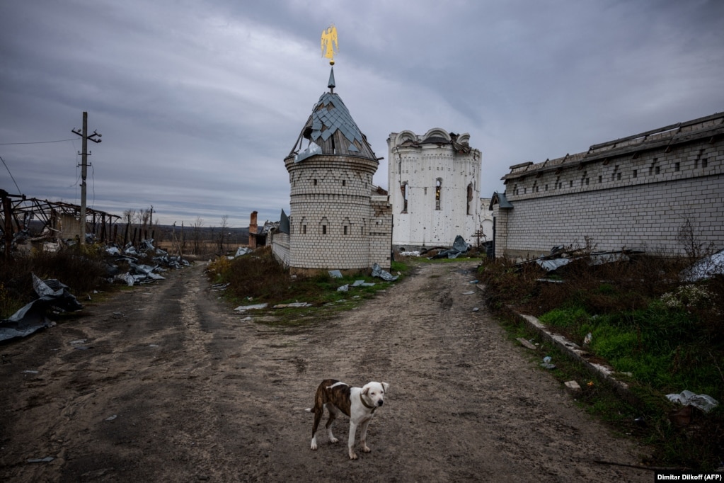 Një qen i braktisur në kompleksin St. Heorhiy të Doljnas më 2 nëntor. Më 27 maj, vetëm disa ditë pas shkatërrimit të manastirit të Doljnas, Kisha Ortodokse Ukrainase e lidhur me Rusinë-Patrikana e Moskës, mori masa për të ndërprerë lidhjet me Rusinë për shkak të pushtimit të Ukrainës.