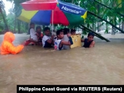 Filipinska obalna straža spašava stanovnike u tropskoj oluji Nalgae, Hiliongos, 28. oktobar 2022.