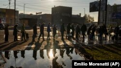 Очередь за питьевой водой в Николаеве, где водопровод выведен из строя ударами российских войск, 24 октября 2022 года